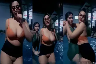 Dua cewek sangean colmek bareng pamer tubuh hot di kolam renang